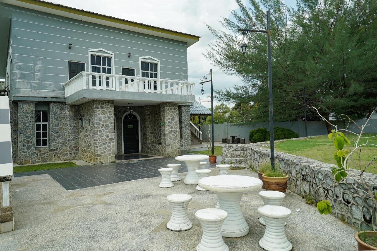 Oyo 90451 Bangi Moya Guesthouse Esterno foto