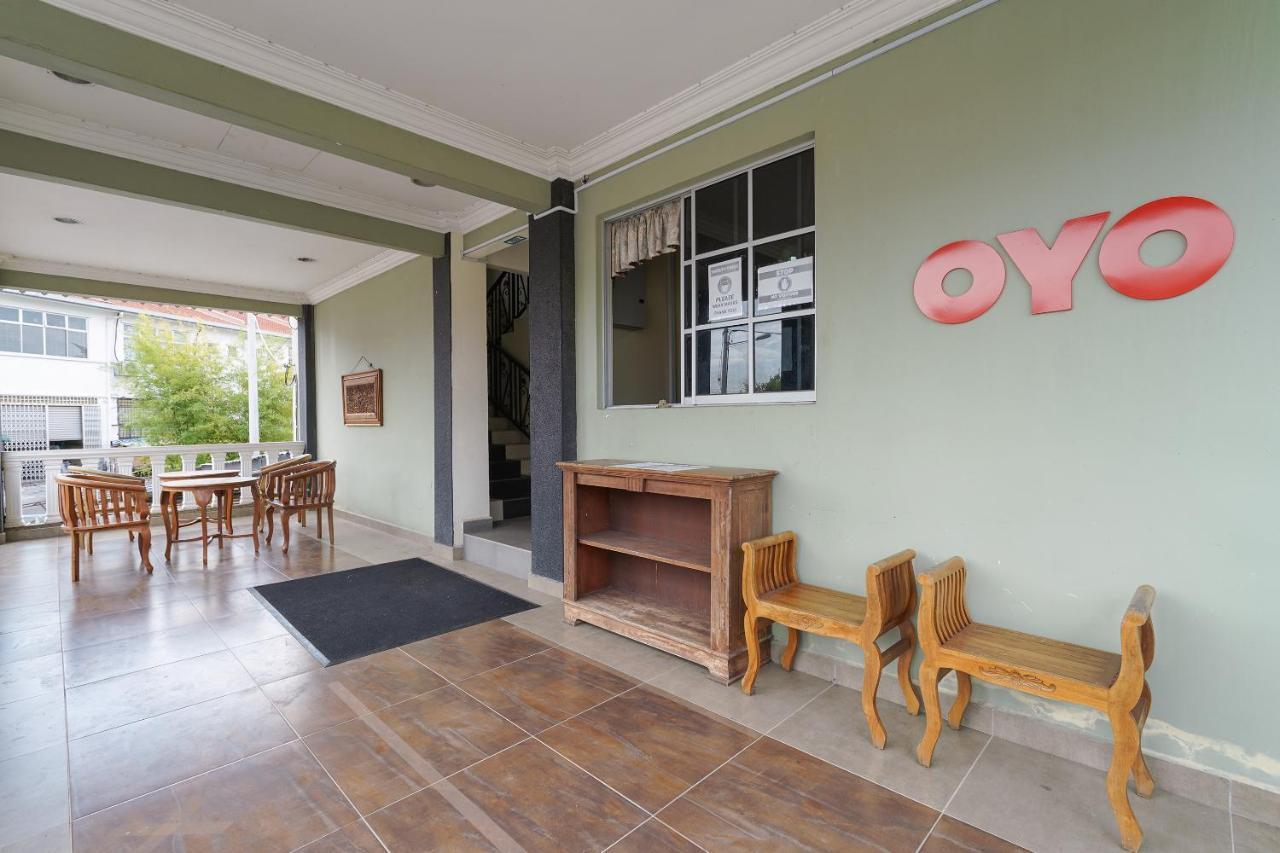 Oyo 90451 Bangi Moya Guesthouse Esterno foto