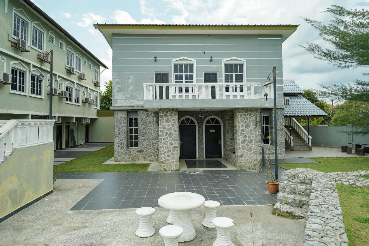 Oyo 90451 Bangi Moya Guesthouse Esterno foto