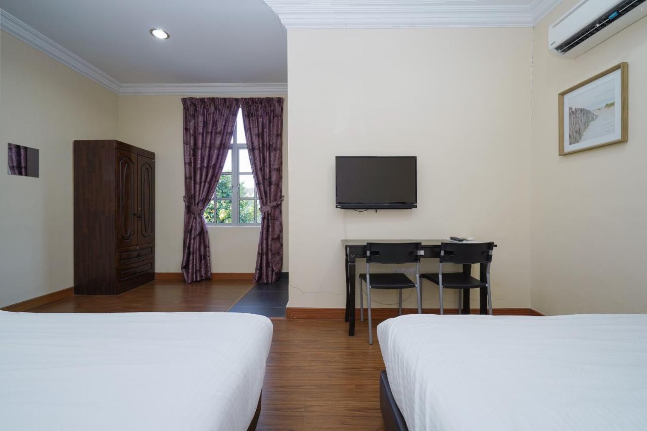 Oyo 90451 Bangi Moya Guesthouse Esterno foto