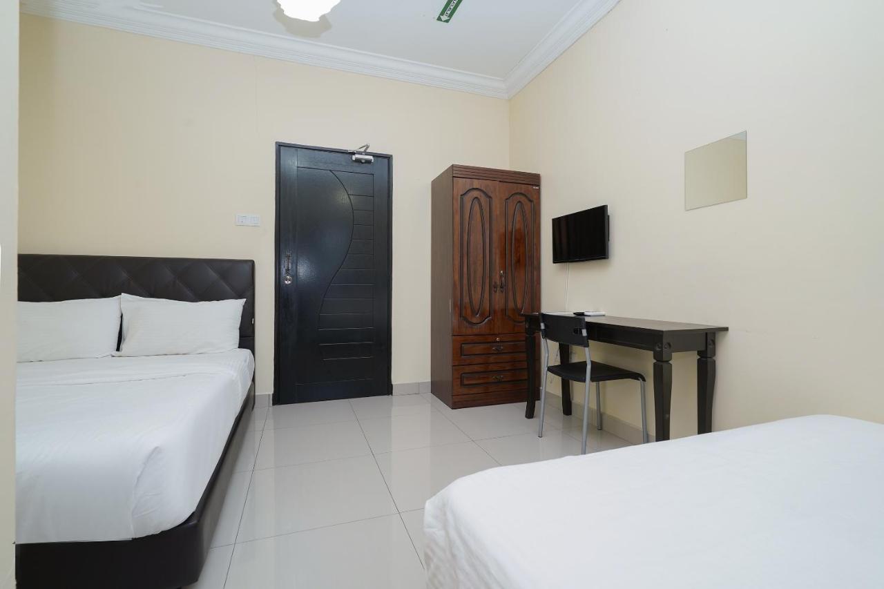 Oyo 90451 Bangi Moya Guesthouse Esterno foto