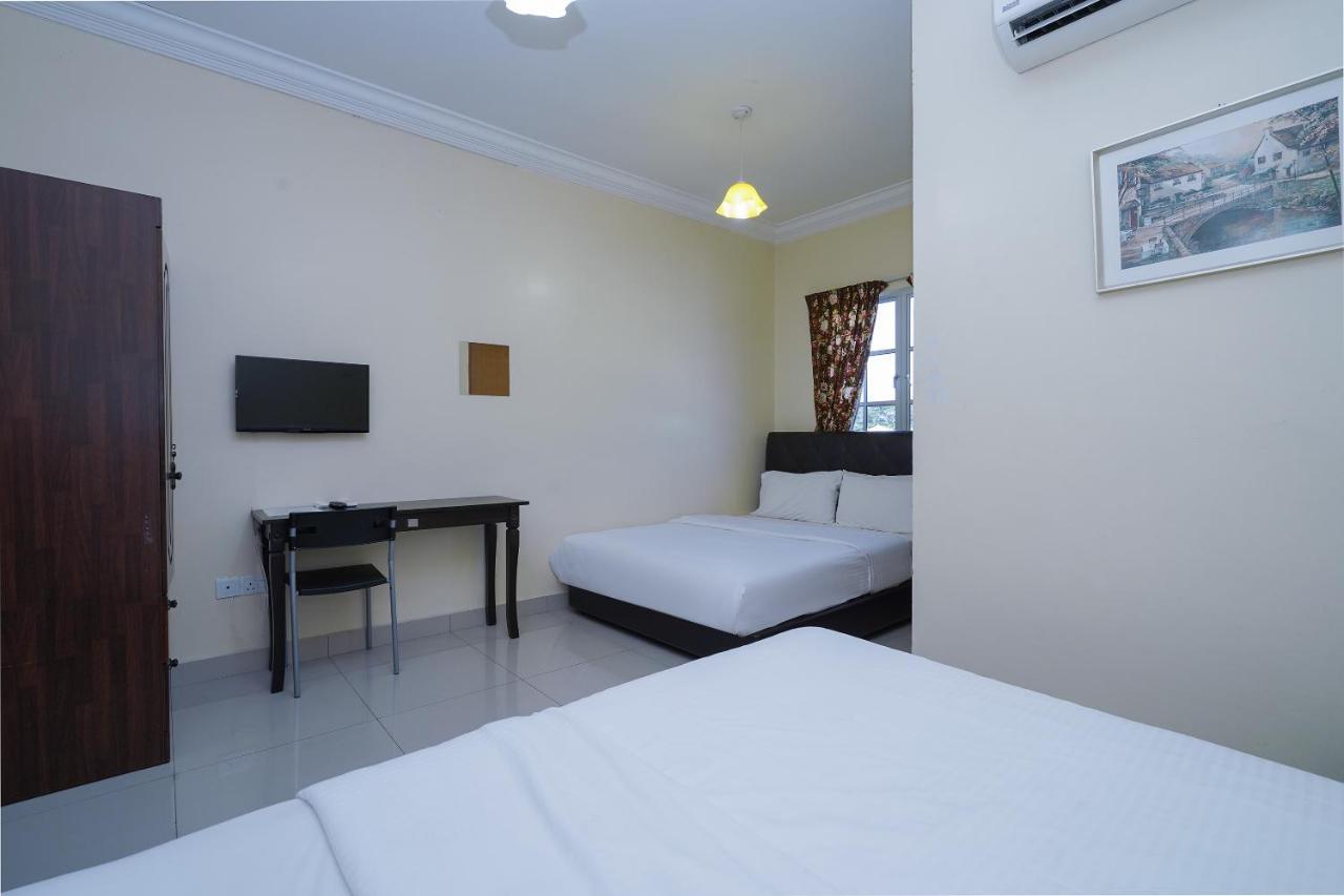 Oyo 90451 Bangi Moya Guesthouse Esterno foto